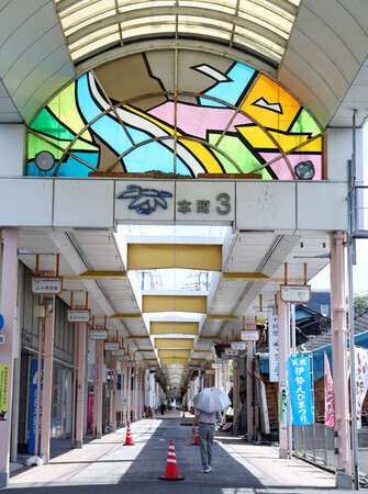 被災した中心市街地の本町アーケード街=27日午前、熊本県八代市