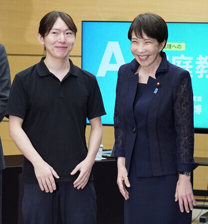 人工知能(AI)活用のレッスンを受けるため招いたチームみらいの安野貴博党首(左)と記念撮影する高市早苗首相=28日午後、首相官邸