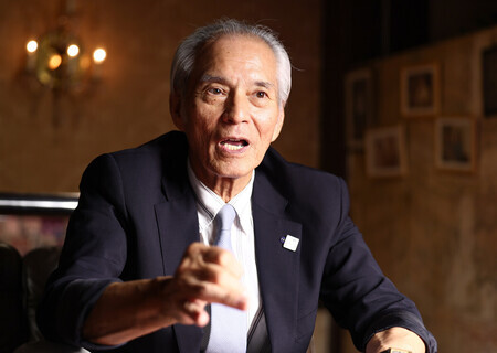 店の営業を再開し、心境を語るキャバレー「ニュー白馬」の池田義信社長=27日午後、熊本県八代市