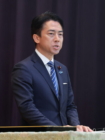 自衛隊指揮官幹部会同で訓示する小泉進次郎防衛相=2日午前、防衛省