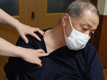 拳銃で撃たれた痕を見せる安田好孝さん=6月18日、愛知県