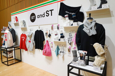 セブン―イレブン・ジャパンがアパレル大手と共同開発し発売する服飾雑貨や衣料品=8日、東京都千代田区(C)2026 SANRIO CO.,LTD.APPROVAL NO.L664055