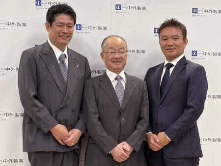 米ラスカー賞の臨床医学部門に選ばれた、中外製薬元シニアフェローの服部有宏さん(中央)ら=10日、東京都内