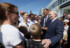 択捉島で住民らと交流するロシアのプーチン大統領(右)=8月13日(AFP時事)