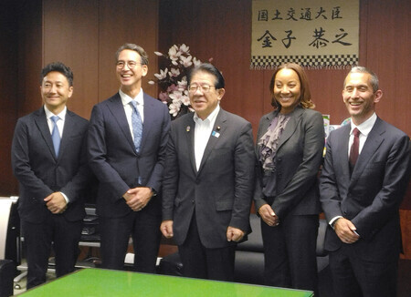 金子恭之国土交通相(中央)を表敬訪問したタクシー配車アプリGO、米アルファベット傘下ウェイモの関係者ら=15日午後、東京都千代田区