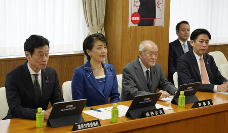 自民党の総務会に臨む有村治子総務会長(左から2人目)ら=15日午後、東京・永田町の同党本部