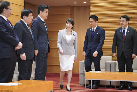 閣議に臨む高市早苗首相(右から3人目)=15日午前、首相官邸