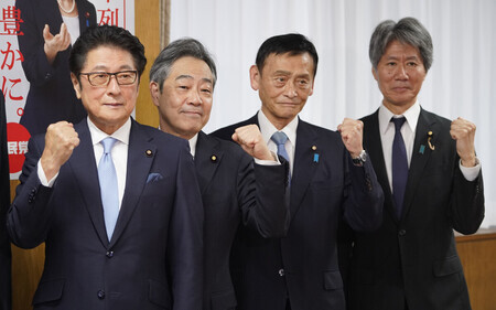 自民党の臨時総務会を終え、撮影に応じる(左から)松山政司参院議員会長、青木一彦参院幹事長、末松信介参院政審会長、磯崎仁彦参院国対委員長=16日午前、東京・永田町の同党本部