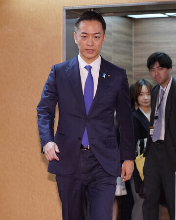 自民党本部に入る村井英樹国対委員長=16日、東京・永田町