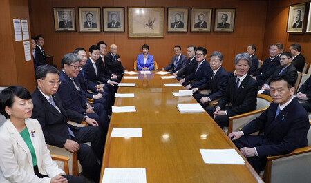 新たな体制で初の自民党役員会に臨む高市早苗首相(奥中央)=16日、東京・永田町の同党本部