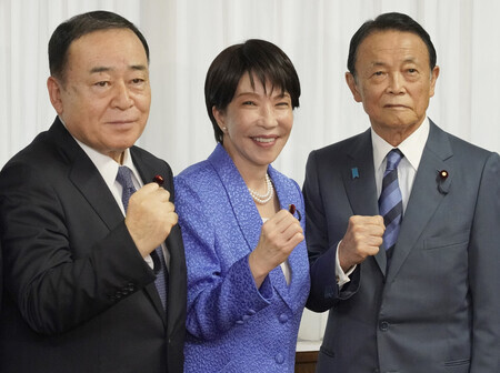 自民党の臨時総務会を終え、撮影に応じる高市早苗首相(中央)、麻生太郎副総裁(右)、梶山弘志総務会長=16日、東京・永田町の同党本部