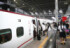 全線で運転を再開した九州新幹線に乗り込む人たち＝１８日午前、熊本県八代市の新八代駅
