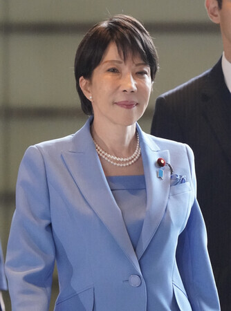 首相官邸に入る高市早苗首相=18日午前、東京・永田町