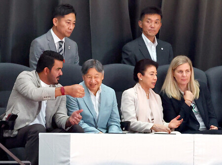 アジア大会で女子バスケットボールの予選を観戦される天皇、皇后両陛下=20日午後、名古屋市北区のIGアリーナ(代表撮影)