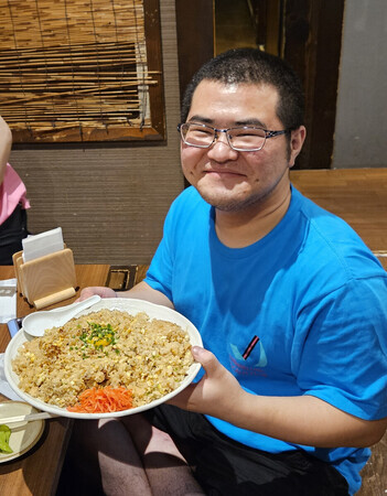 料理を手にほほ笑む中山奏琉さん(父の和彦さん提供)