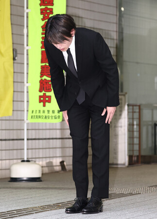釈放され、頭を下げる猪俣周杜さん=25日午後、東京都江東区