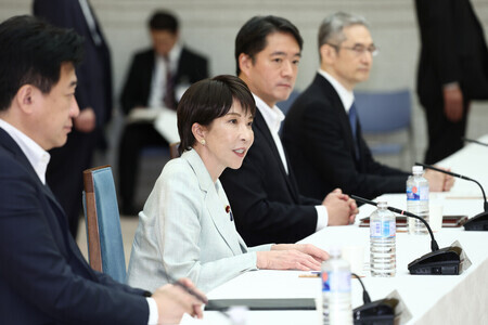 インテリジェンス機能の強化に関する有権者会議で発言する高市早苗首相(左から2人目)=28日午後、首相官邸