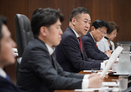 衆院選挙制度協議会で発言する鈴木馨祐座長(中央)=30日午後、国会内
