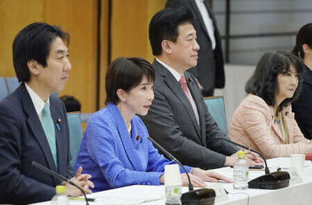 日本成長戦略会議で発言する高市早苗首相(左から2人目)=1日午後、首相官邸