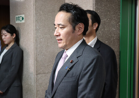 記者団の取材に応じる簗和生農林水産相=1日午後、農水省
