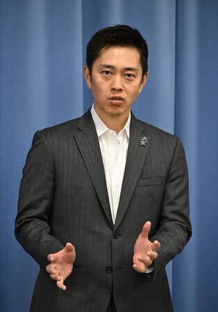 記者団の取材に応じる日本維新の会の吉村洋文代表(大阪府知事)=2日午後、大阪府庁