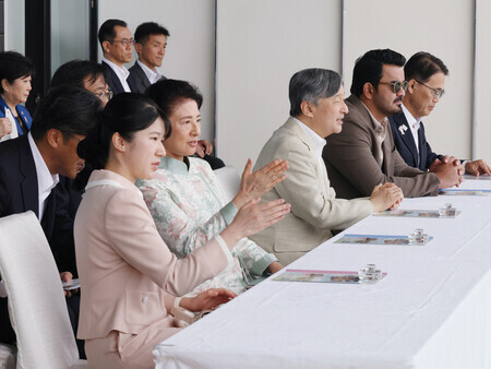 愛知・名古屋アジア大会の障害馬術競技を観戦される天皇、皇后両陛下と長女愛子さま=3日午後、東京都世田谷区の馬事公苑(代表撮影)