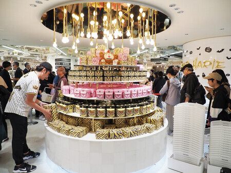 阪神のリーグ優勝記念ロゴの入った商品が並ぶ阪神梅田本店の売り場=4日午前、大阪市北区