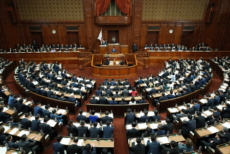衆院本会議で所信表明演説をする高市早苗首相(壇上)=5日午後、国会内