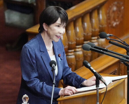 衆院本会議で所信表明演説をする高市早苗首相=5日午後、国会内