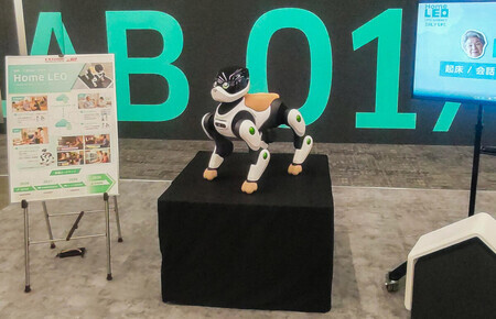 川崎重工業が公開した犬型ロボット「Home LEO(ホーム・レオ)」の試作機=6日午後、東京都大田区