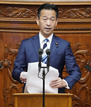 衆院本会議で代表質問に臨む衆院統一会派「中道」に所属する公明党の岡本三成代表=7日午後、国会内