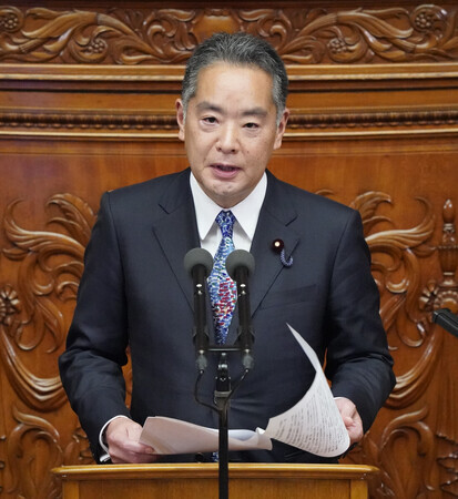 衆院本会議で代表質問に臨む自民党の井上信治幹事長代理=7日午後、国会内