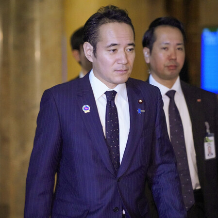 参院本会議に臨む簗和生農林水産相=8日午前、国会内
