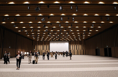 報道公開された東京ミッドタウン日本橋の、国際会議などが開けるMICEホール=8日、東京都中央区