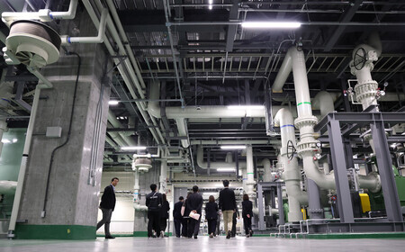 報道公開された東京ミッドタウン日本橋の発電施設=8日、東京都中央区