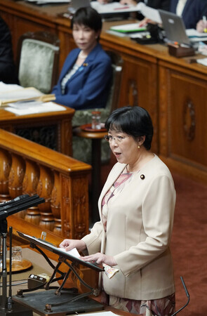 参院本会議で代表質問する立憲民主党の田名部匡代幹事長(手前)。奥は高市早苗首相=8日午前、国会内