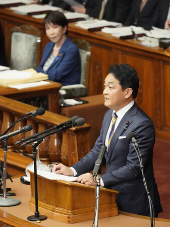 衆院本会議で代表質問する国民民主党の玉木雄一郎代表(手前)。奥は高市早苗首相=8日午後、国会内