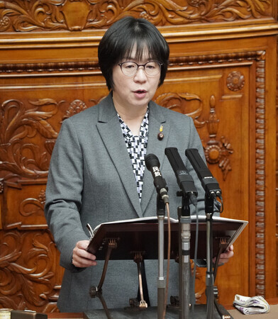 参院本会議で代表質問に臨む国民民主党の舟山康江参院議員会長=9日午前、国会内
