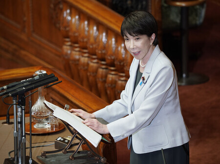 参院本会議で答弁する高市早苗首相=9日午前、国会内