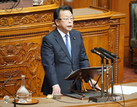 参院本会議で代表質問に臨む公明党の西田実仁幹事長=9日午前、国会内