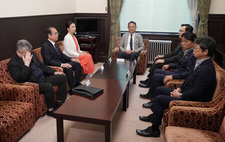 参院野党国対委員長会談に臨む立憲民主党の斎藤嘉隆氏(奥中央)ら=9日午後、国会内