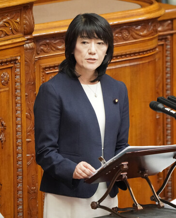 参院本会議で代表質問に臨む立憲民主党の三上絵里氏=9日午後、国会内