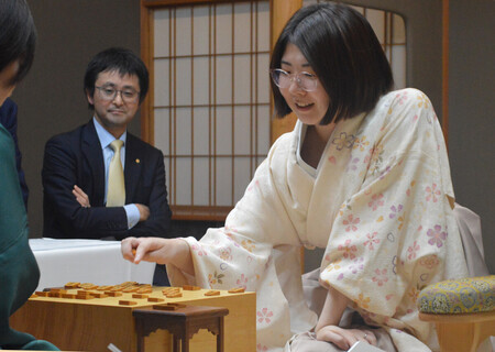 将棋の白玲戦第5局に勝利し、女性初の棋士となる資格を得た西山朋佳女流四冠=10日午後、金沢市