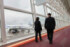 航空機の搭乗口付近を見回る警視庁羽田国際捜査センターの捜査員＝６月１８日、東京都大田区