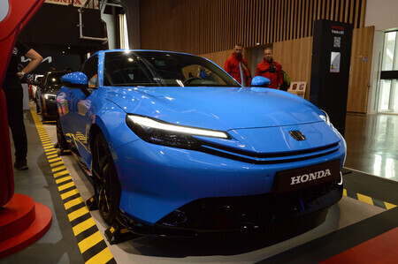 ホンダがパリ国際自動車ショーで展示したスポーツカー「プレリュード」のハイブリッド車=12日、パリ
