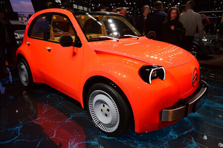 フランスのシトロエンがパリ国際自動車ショーで展示した電気自動車(EV)の試作車=12日、パリ