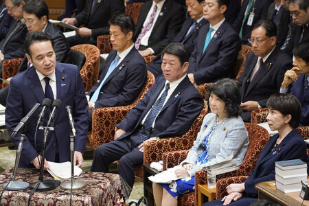 衆院予算委員会で答弁する簗和生農林水産相(手前左)。同右は高市早苗首相=14日午前、国会内