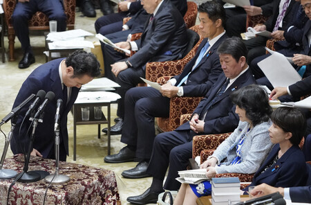 衆院予算委員会で答弁し、一礼する簗和生農林水産相(左)=14日午後、国会内