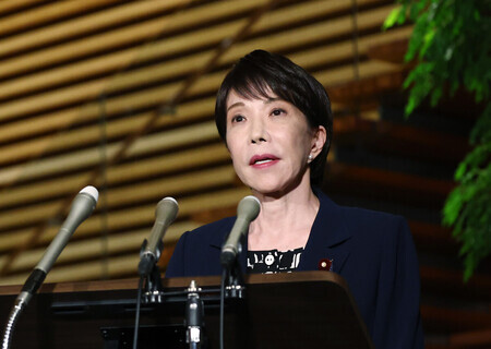 簗和生農林水産相の辞表を受理し、取材に応じる高市早苗首相=14日午後、首相官邸