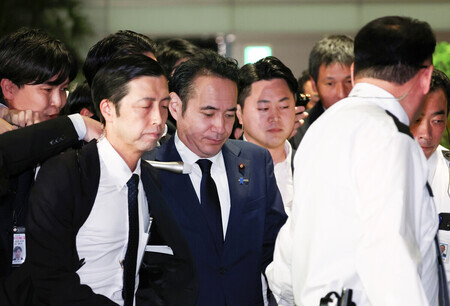 高市早苗首相と面会するため、首相官邸に入る簗和生農林水産相(中央)=14日午後、首相官邸